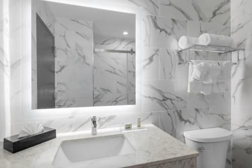 Habitación - 1 cama extragrande - No fumadores del hotel Ramada by Wyndham Brooklyn Near Flatbush. Foto 4