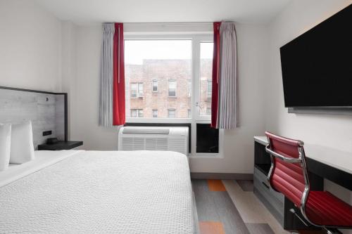Habitación - 1 cama extragrande - No fumadores del hotel Ramada by Wyndham Brooklyn Near Flatbush. Foto 5