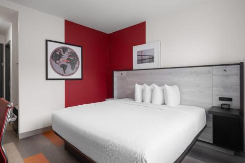 Habitación - 1 cama extragrande - No fumadores del hotel Ramada by Wyndham Brooklyn Near Flatbush. Foto 7