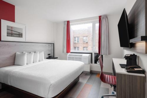 Habitación - 1 cama extragrande - No fumadores del hotel Ramada by Wyndham Brooklyn Near Flatbush. Foto 8