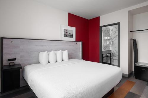 Habitación - 1 cama extragrande - No fumadores del hotel Ramada by Wyndham Brooklyn Near Flatbush. Foto 12