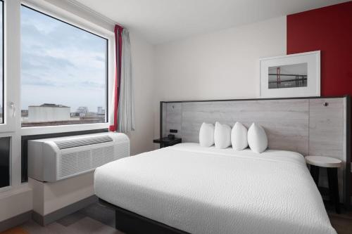 Habitación - 1 cama extragrande - No fumadores del hotel Ramada by Wyndham Brooklyn Near Flatbush. Foto 13