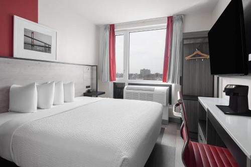 Habitación - 1 cama extragrande - No fumadores del hotel Ramada by Wyndham Brooklyn Near Flatbush. Foto 15