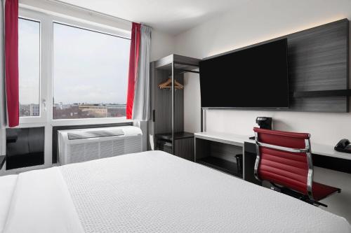 Habitación - 1 cama extragrande - No fumadores del hotel Ramada by Wyndham Brooklyn Near Flatbush. Foto 16
