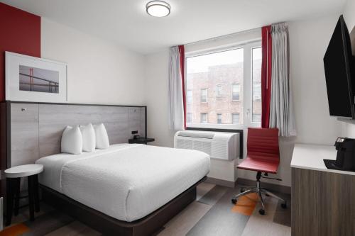 Habitación - No fumadores - Cama grande del hotel Ramada by Wyndham Brooklyn Near Flatbush