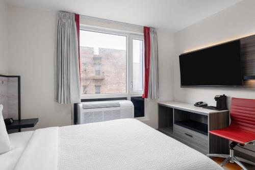 Habitación con cama grande y ducha a ras de suelo - Adaptada para personas con movilidad reducida - No fumadores del hotel Ramada by Wyndham Brooklyn Near Flatbush. Foto 1