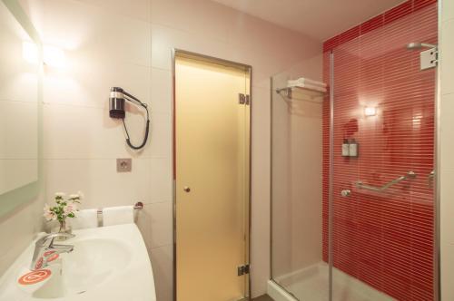 Habitación Triple del hotel Pierre & Vacances Granada. Foto 3