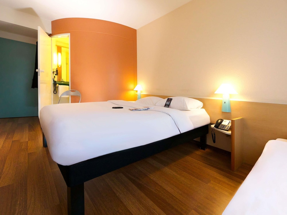Habitación estándar con una cama doble del hotel ibis Berlin City Potsdamer Platz. Foto 1