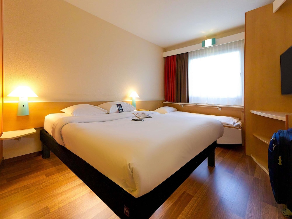 Habitación con 1 cama doble de 63 x 79 pulg. + 1 cama supletoria de 31 x 69 pulg., nuevo concepto de descanso fácil del hotel ibis Berlin City Potsdamer Platz. Foto 2