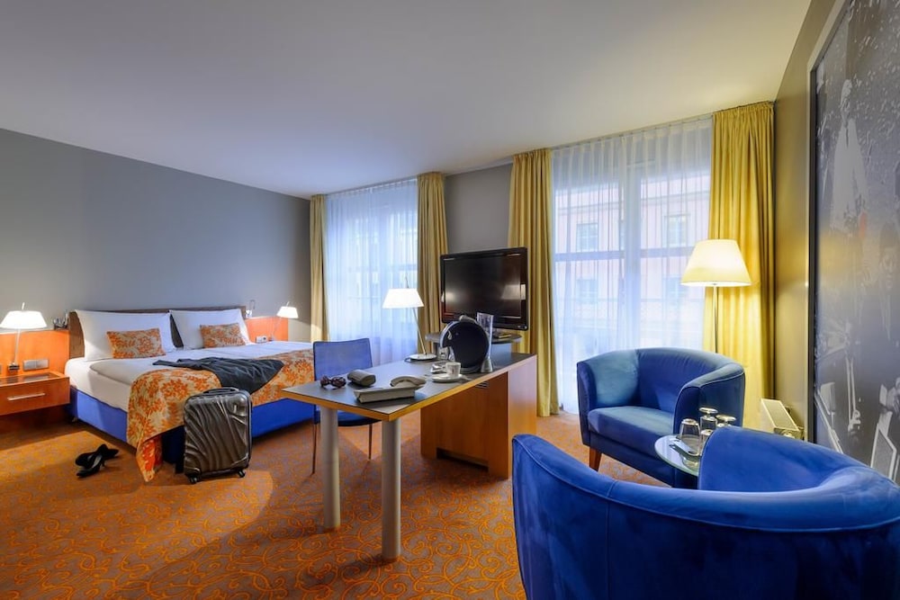 Habitación Privilege con cama doble y sofá - cama del hotel Mercure Hotel & Residenz Berlin Checkpoint Charlie