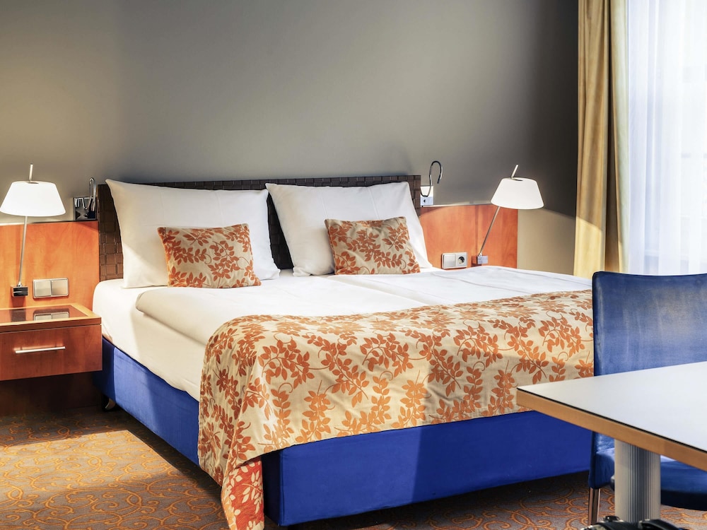 Habitación grande con cama doble del hotel Mercure Hotel & Residenz Berlin Checkpoint Charlie