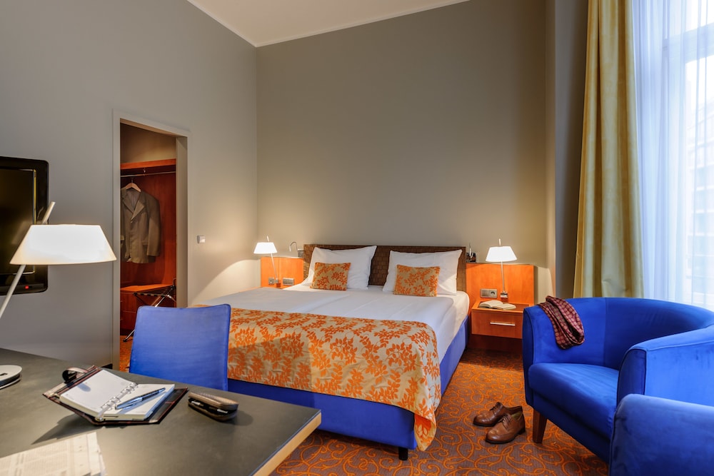 Habitación grande con cama doble del hotel Mercure Hotel & Residenz Berlin Checkpoint Charlie. Foto 1