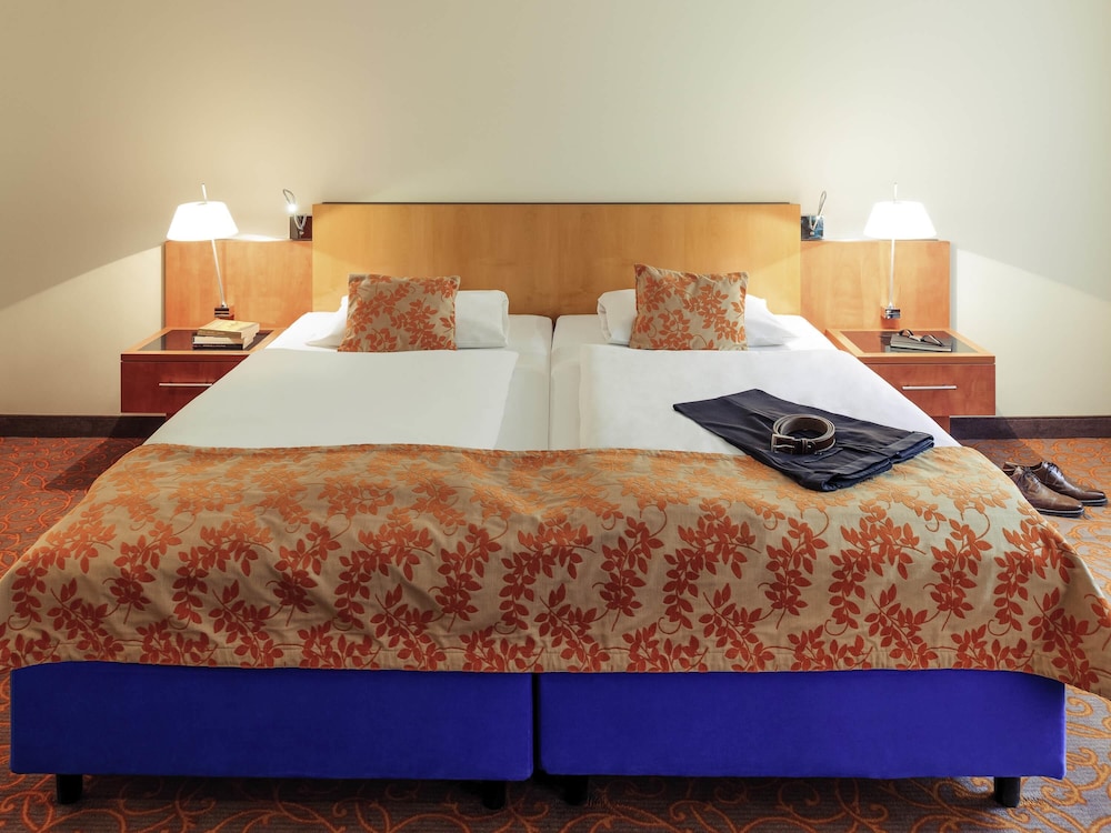 Habitación grande con cama doble del hotel Mercure Hotel & Residenz Berlin Checkpoint Charlie. Foto 2