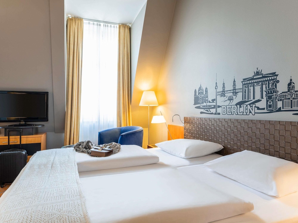 Habitación grande con cama doble del hotel Mercure Hotel & Residenz Berlin Checkpoint Charlie. Foto 3