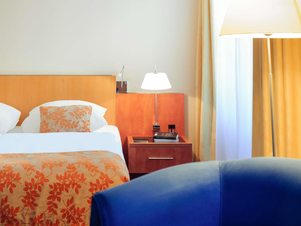 Habitación grande con cama doble del hotel Mercure Hotel & Residenz Berlin Checkpoint Charlie. Foto 5