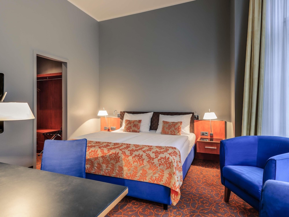 Habitación grande con cama doble del hotel Mercure Hotel & Residenz Berlin Checkpoint Charlie. Foto 8