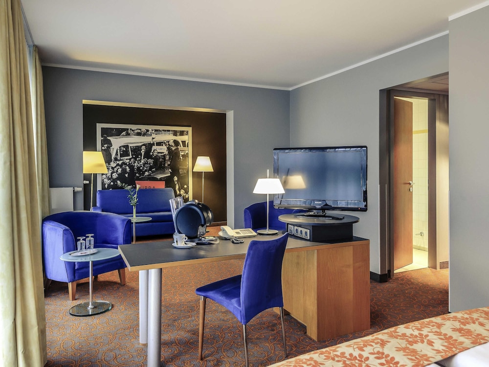Habitación Privilege con cama doble y sofá - cama del hotel Mercure Hotel & Residenz Berlin Checkpoint Charlie. Foto 5
