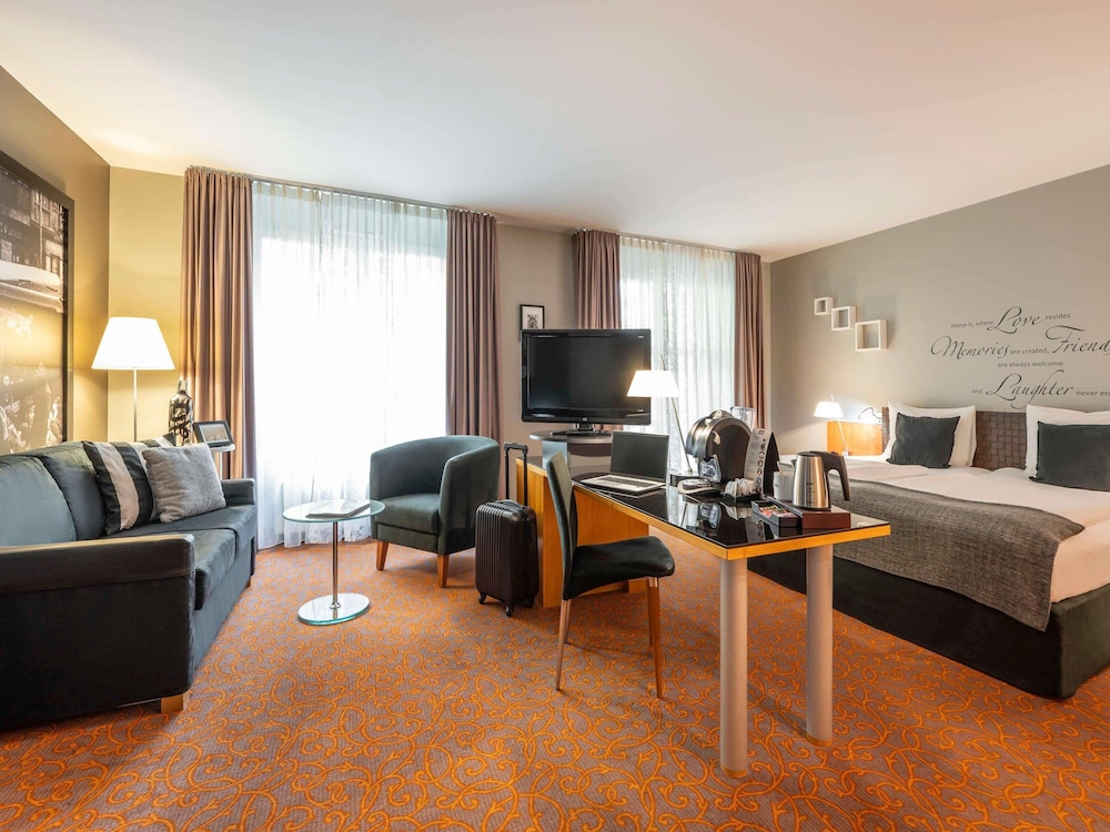 Habitación Privilege con cama doble y sofá - cama del hotel Mercure Hotel & Residenz Berlin Checkpoint Charlie. Foto 6