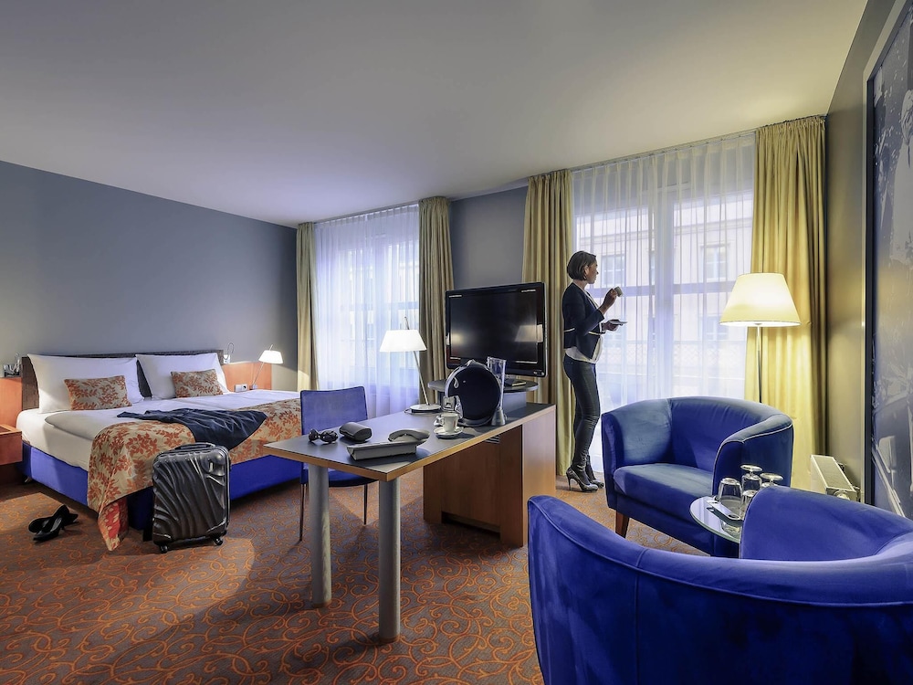 Habitación Privilege con cama doble y sofá - cama del hotel Mercure Hotel & Residenz Berlin Checkpoint Charlie. Foto 9