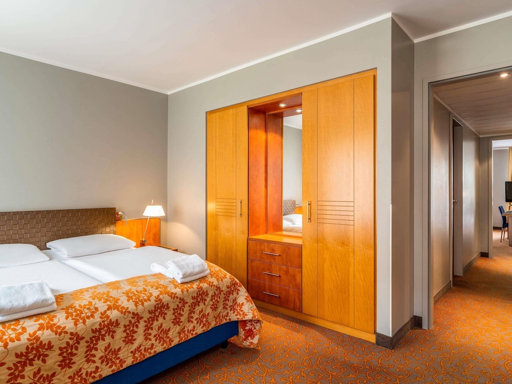 Suite Superior con 1 cama doble y 1 sofá - cama del hotel Mercure Hotel & Residenz Berlin Checkpoint Charlie. Foto 6
