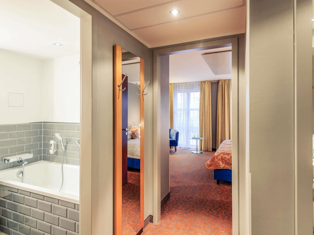 Suite Superior con 1 cama doble y 1 sofá - cama del hotel Mercure Hotel & Residenz Berlin Checkpoint Charlie. Foto 9