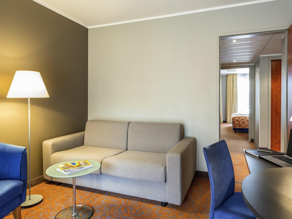 Suite Superior con 1 cama doble y 1 sofá - cama del hotel Mercure Hotel & Residenz Berlin Checkpoint Charlie. Foto 10