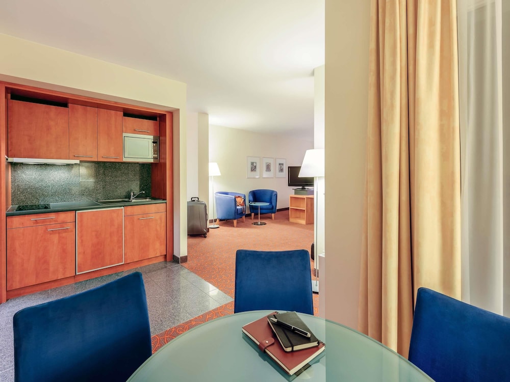 Apartamento Superior con cama doble, sofá - cama y cocina del hotel Mercure Hotel & Residenz Berlin Checkpoint Charlie. Foto 6