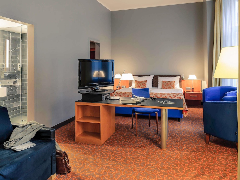 Apartamento Superior con cama doble, sofá - cama y cocina del hotel Mercure Hotel & Residenz Berlin Checkpoint Charlie. Foto 8