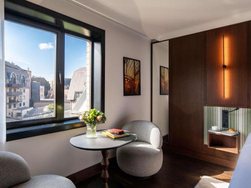 Habitación doble deluxe con cama grande y vistas al jardín del hotel Le Louise Hotel Brussels - MGallery. Foto 2