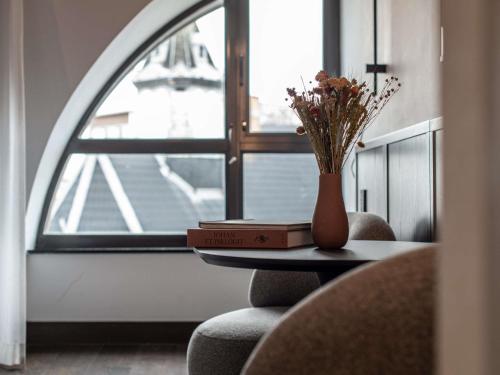 Habitación doble deluxe con cama grande y vistas al jardín del hotel Le Louise Hotel Brussels - MGallery. Foto 3