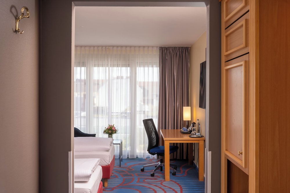 Habitación estándar con dos camas individuales del hotel Mercure Berlin Tempelhof. Foto 3