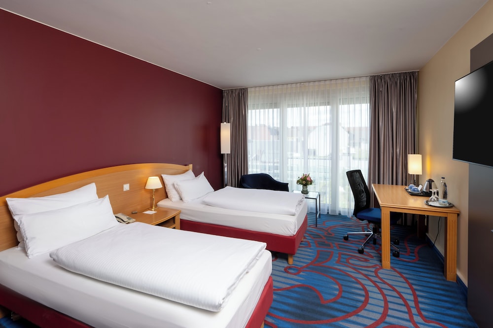 Habitación estándar con dos camas individuales del hotel Mercure Berlin Tempelhof. Foto 4