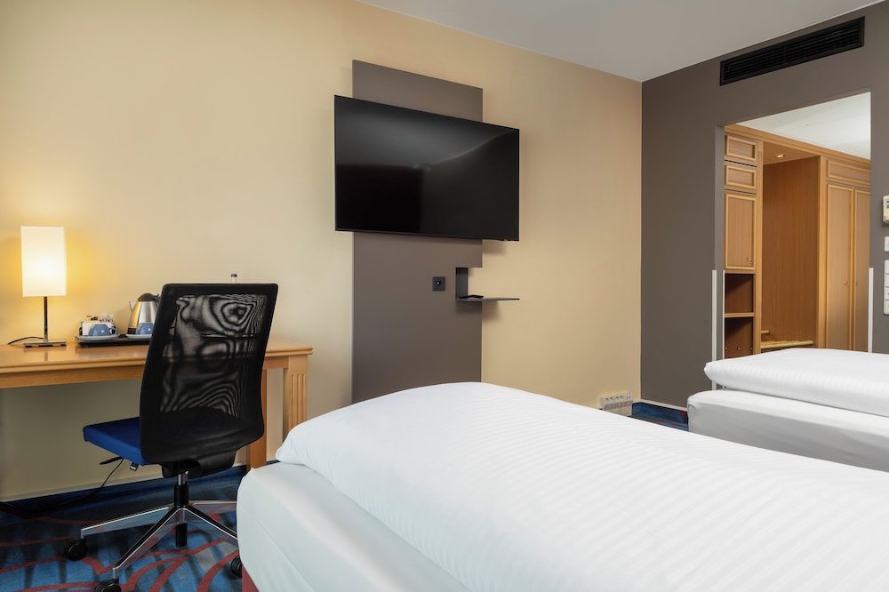 Habitación estándar con dos camas individuales del hotel Mercure Berlin Tempelhof. Foto 5