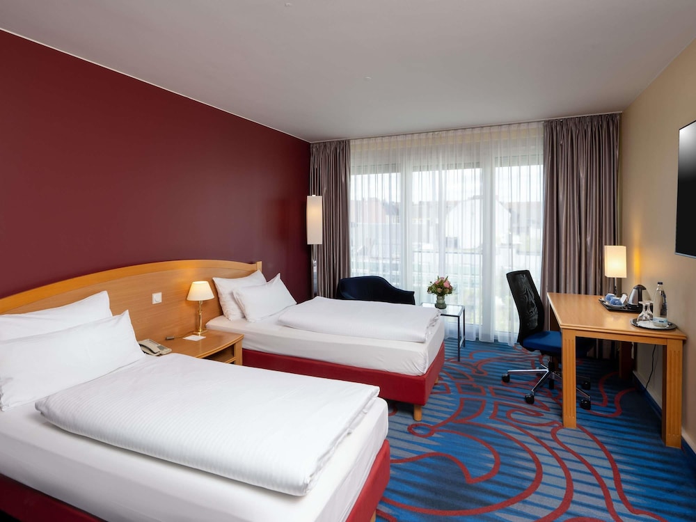Habitación estándar con dos camas individuales del hotel Mercure Berlin Tempelhof. Foto 7