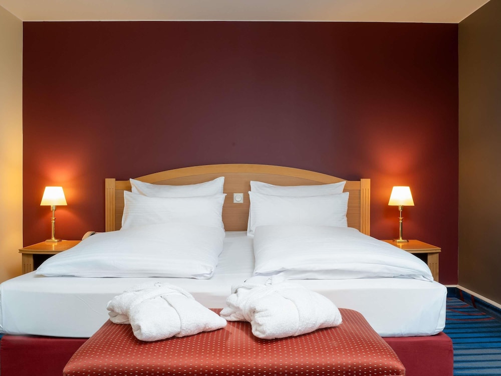 Habitación Privilege con cama doble y sofá del hotel Mercure Berlin Tempelhof