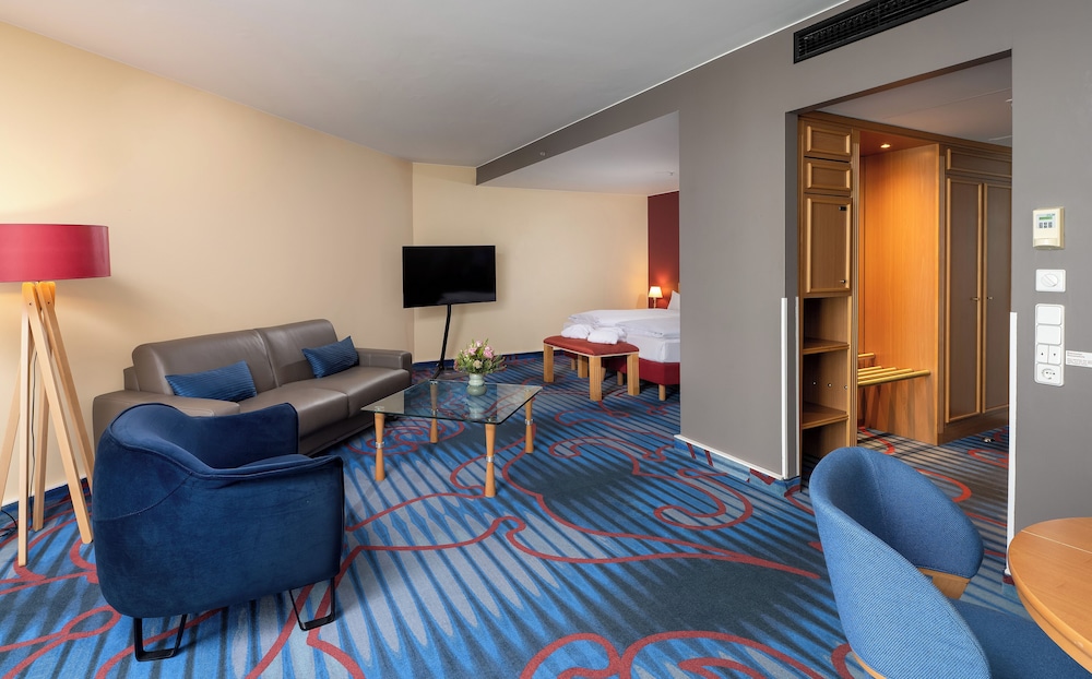 Habitación Privilege con cama doble y sofá del hotel Mercure Berlin Tempelhof. Foto 1