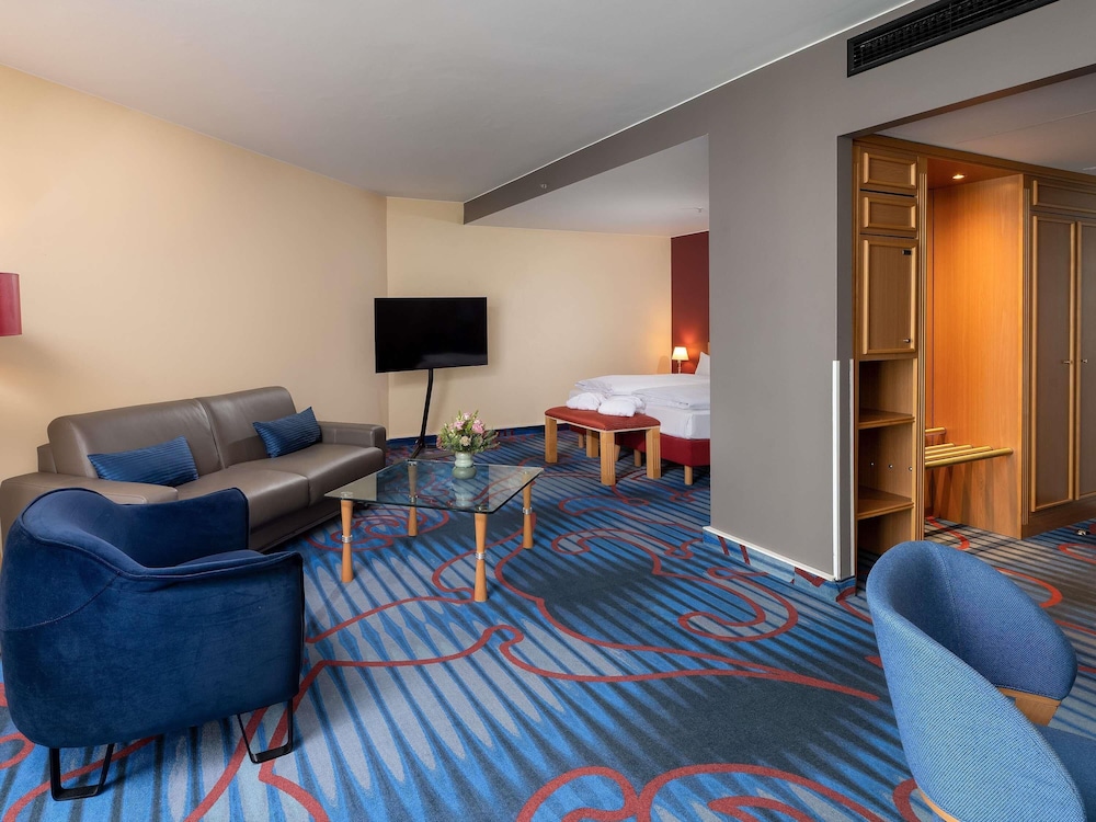 Habitación Privilege con cama doble y sofá del hotel Mercure Berlin Tempelhof. Foto 3
