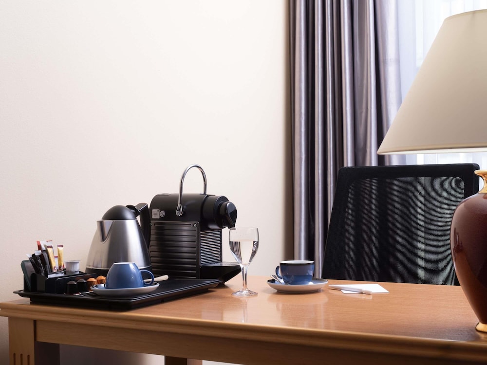 Habitación Privilege con cama doble y sofá del hotel Mercure Berlin Tempelhof. Foto 4