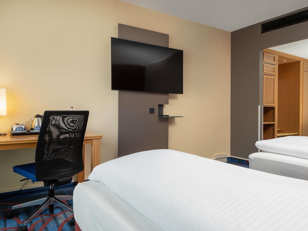 Habitación estándar con dos camas individuales del hotel Mercure Berlin Tempelhof. Foto 11