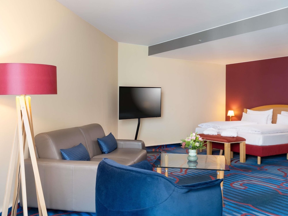 Habitación Privilege con cama doble y sofá del hotel Mercure Berlin Tempelhof. Foto 8