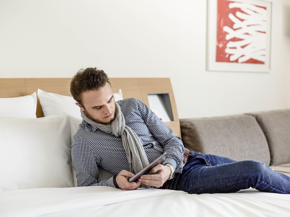 Habitación Estándar con 1 cama doble y sofá del hotel Novotel Nuernberg Messezentrum
