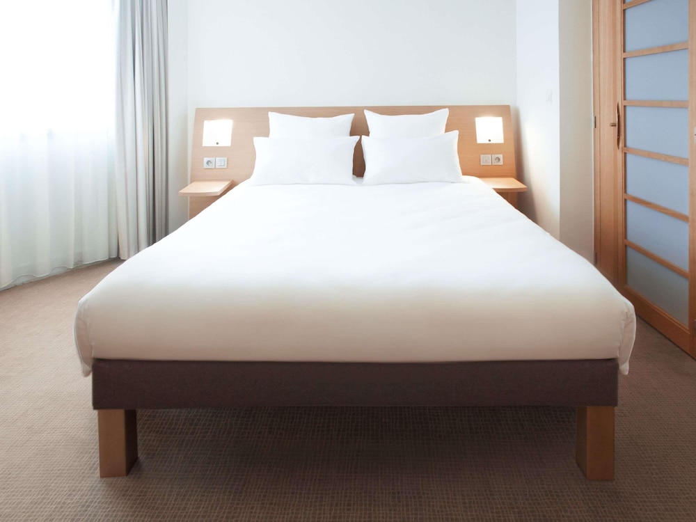 Habitación Estándar con 1 cama doble y sofá del hotel Novotel Nuernberg Messezentrum. Foto 1