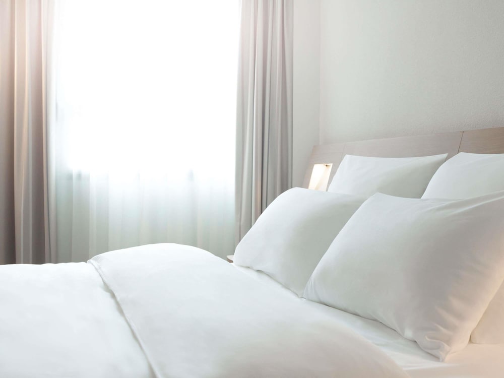 Habitación Estándar con 1 cama doble y sofá del hotel Novotel Nuernberg Messezentrum. Foto 2