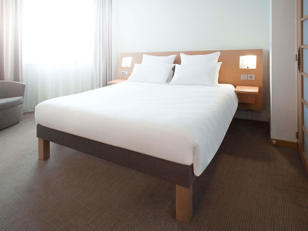 Habitación Estándar con 1 cama doble y sofá del hotel Novotel Nuernberg Messezentrum. Foto 3