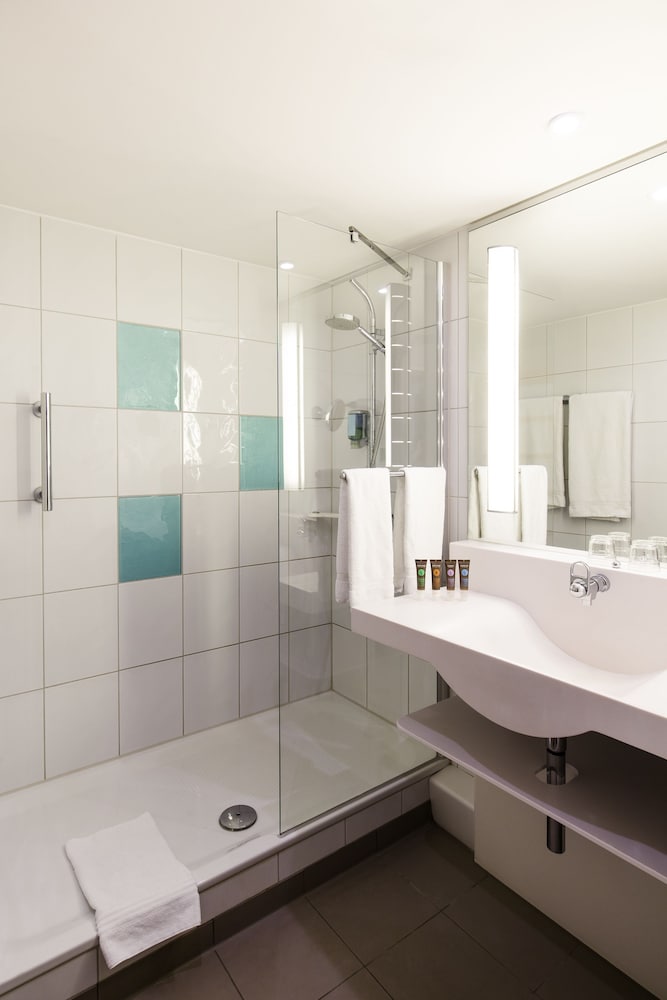 Habitación Estándar con 1 cama doble y sofá del hotel Novotel Nuernberg Messezentrum. Foto 4