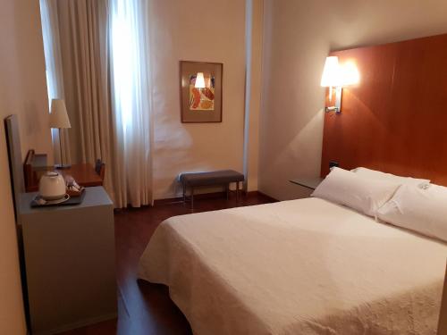 Habitación Doble Deluxe con ducha del hotel Sant bonifaci petrer. Foto 3