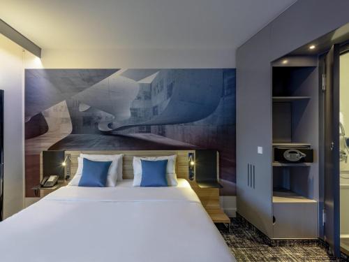 Suite Estándar con 1 cama doble y 1 sofá cama. del hotel Novotel Suites Berlin City Potsdamer Platz. Foto 1