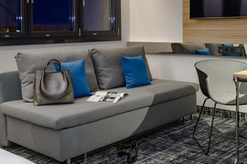 Suite Estándar con 1 cama doble y 1 sofá cama. del hotel Novotel Suites Berlin City Potsdamer Platz. Foto 8