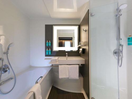 Suite Estándar - 1 cama doble y 1 sofá del hotel Novotel Suites Berlin City Potsdamer Platz. Foto 5