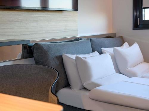 Suite Estándar con 1 cama doble y 1 sofá cama. del hotel Novotel Suites Berlin City Potsdamer Platz. Foto 12